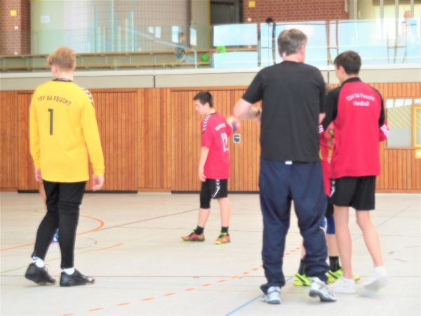 Die letzten taktischen Anweisungen vor Spielbeginn